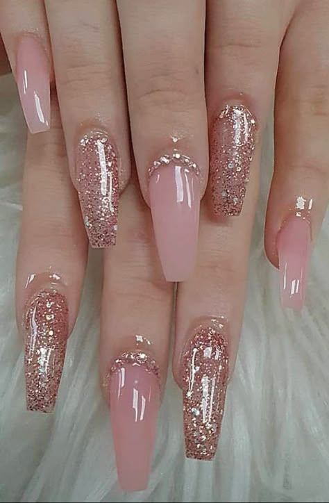 Light Rose Gold Glitter Touch Nail Art Design pour la mariée #wedding_chicks #nailart #nailartdesign #naildesigns #bridalnailartdesign #nailartdesignfordesigns #nailartdesignforwedding #weddingnailartdesig Jumper Nails, Squoval Nails, Nails Acrylic Coffin, Nails Gold, Art Nail Designs, Matte Nails Design, Nail Polish Nail Art, Almond Acrylic Nails, Ballerina Nails