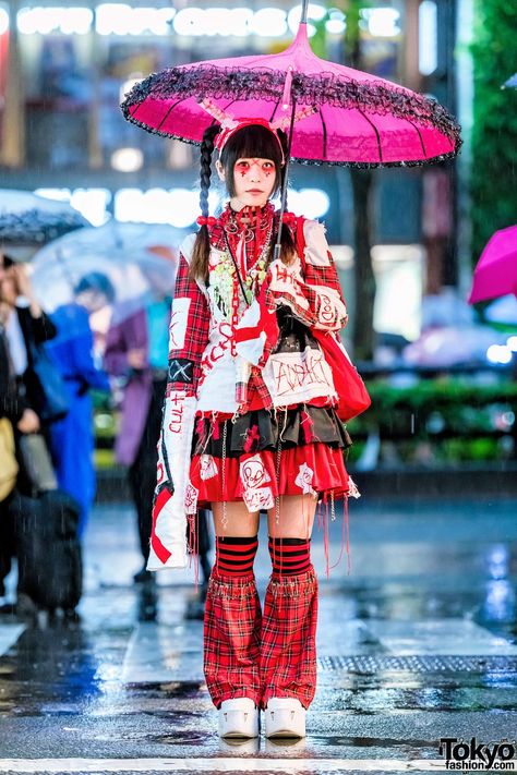 Tokyo Street Snaps - Part 6 Japan Street Fashion, Goth Japanese, Harajuku Dress, Acdc Rag, Harajuku Street Style, Harajuku Girl, Estilo Harajuku, Harajuku Punk, Japan Fashion Street