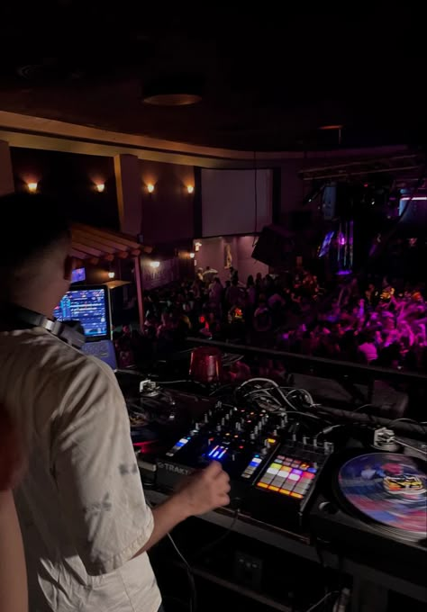 club aesthetic. photo in dj booth above a club. purple lights. people on dance floor. Behind Dj Booth Aesthetic, Dj Vision Board, Dj Booth Aesthetic, Dj Aesthetic Boy, Club Dj Aesthetic, Club Booth, Edc Mexico, Backyard Night, College Night