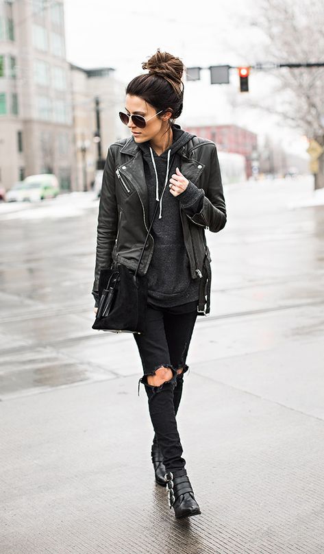 Descubra diferentes maneiras de como inovar seu look com jaqueta Biker Core Fashion, Modern Punk Fashion Woman, Alt Mom Aesthetic, Edgy Outfits For Women Over 30, Edgy Cowgirl Style, Rock Chick Style Over 40, Classy Rocker Chic Style, Rocker Outfits For Women, Edgy Outfits Street Style Casual