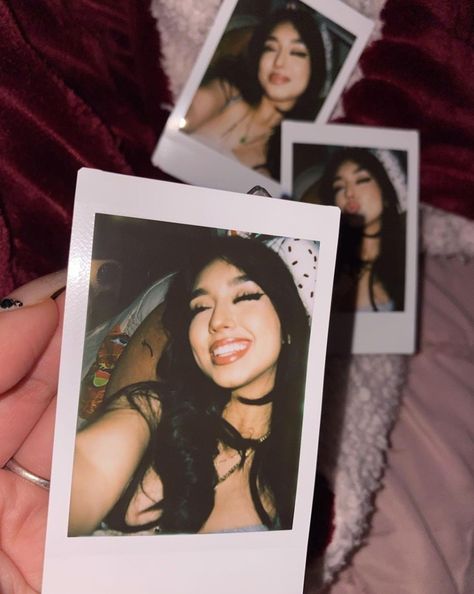 Selfie Polaroid Ideas, Polaroid Photography, Instax Photos, Ideal Beauty, Polaroid Pictures, Pic Pose, Cute Friend Photos, Selfie Ideas Instagram, Creative Instagram Stories