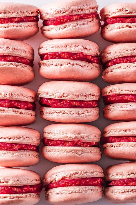 Step by Step Basic Macaron Recipe with Raspberry Jam Raspberry Jam Macaron Recipes, Raspberry Macaron Filling, Raspberry Macaron Recipes, Raspberry Jam Desserts, Macarons Easy, Raspberry Macaroons, Raspberry Macarons, Macaron Recipes, French Macarons Recipe