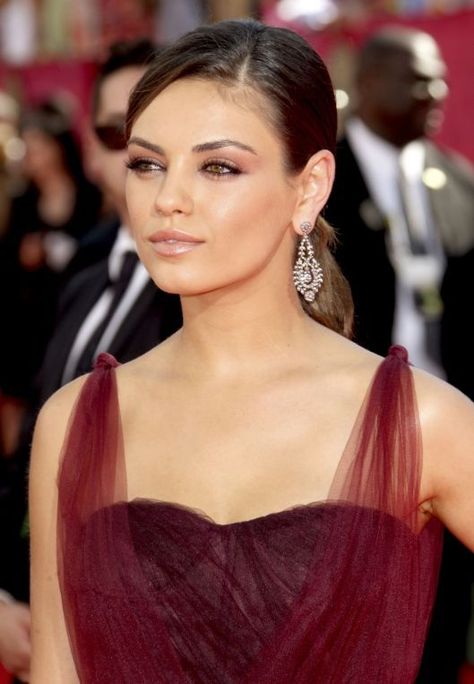 Maroon Dress Makeup, Makeup Ideas For Quinceanera, Mila Kunis Makeup, Makeup For Burgundy Dress, Burgundy Makeup Look, Burgundy Makeup, Amazing Wedding Makeup, Wedding Makeup Tips, Formal Makeup