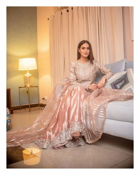 latest festive outfit of Iqra Aziz Iqra Aziz Outfits, Winter Wedding Outfit, Iqra Aziz, Best Dresses, Wedding Look, Organza Fabric, Light Pink Color, Pakistani Actress, Color Fabric