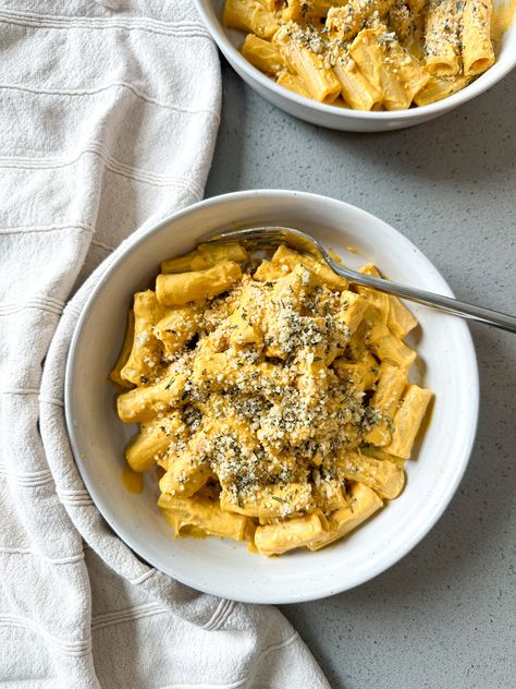 CREAMY PUMPKIN RIGATONI WITH ROSEMARY BREADCRUMBS Pumpkin Rigatoni, Light Dinners, Fall Dinners, Roasted Red Pepper Pasta, Soup Appetizers, Pepper Pasta, Aip Diet, Veggie Pasta, Low Carb Vegetarian