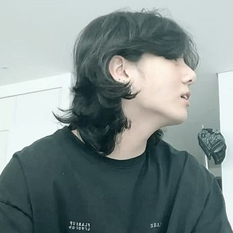 Corte Wolf Cut, Corte Wolf, Wavy Mullet, Samurai Hairstyle Men, Korean Aesthetic Wallpaper, Samurai Hairstyle, Jungkook Long Hair, Wolf Cut Short, Cut Hair At Home