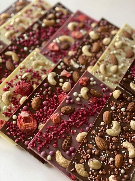 Gourmet Chocolate Bars, Custom Chocolate Bars, Chocolate Bar Recipe, Homemade Chocolate Bars, Chocolate Slabs, Christmas Decorations Outdoor, Candy Land Christmas Door, Christmas Tree Diy, Giving Gifts