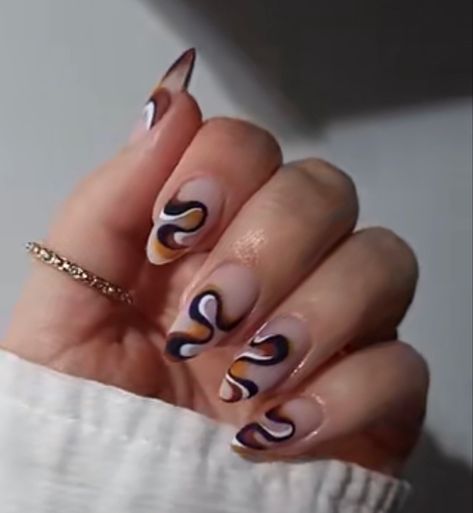 Cute and simple swirly brown nail design Brown Swirly Acrylic Nails, Swirly Line Nails, Squiggles Nails, Brown Nail Design, Wavy Nails, Patterned Nails, Swirly Nails, Line Nail Designs, Swirl Nail