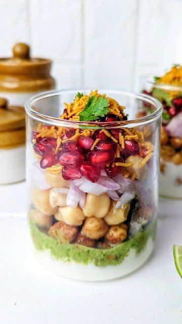 Hina Gujral - funfoodfrolic on Instagram: "Chana Chaat Cups a fun, chic makeover of chaat for your next house party 🤩   Did you know Chickpeas are packed with minerals, iron, and tons of vitamins plus they are a fantastic plant based food for vegetarians?  I picked @usapulses_india chickpeas as they promise excellent quality and are great in taste. #usapulses #protein #chickpeas #usakabulichana #chaatlover #reelsvideo #snackideas #chaatrecipes #vegetarianrecipes #indiansnacks" House Party Snacks Ideas, Mini Chaat Cups, Chaat Party Ideas, Chaat Party Decoration, House Party Snacks, Chaat Cups, House Party Food, Food For Vegetarians, Winter Party Foods