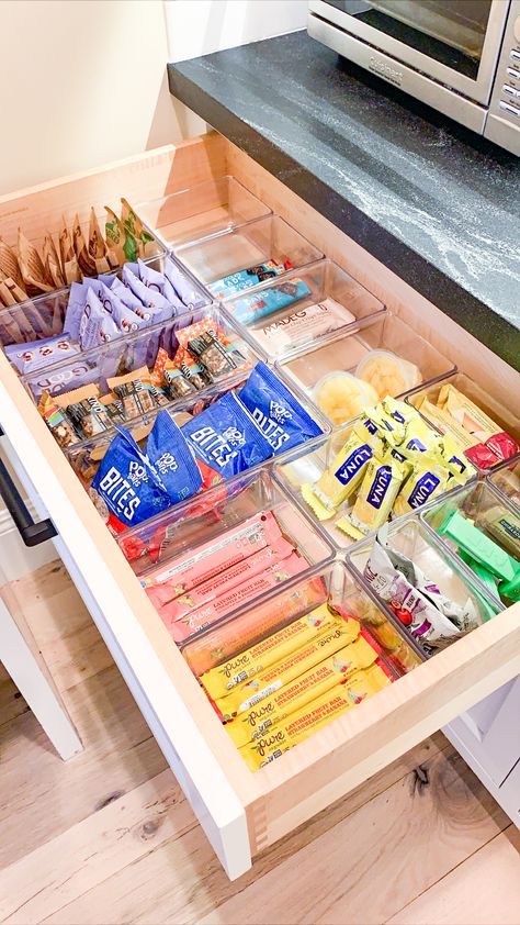 Work Drawer Organization, Drink Drawer Organization, Chocolate Drawer Organization, Granola Bar Organization, Snack Drawer Organization Ideas, Drawer Storage Organizer, Work Snacks Office Drawer, Work Snack Drawer, Office Snacks Drawer