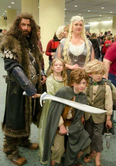 Lotr Family Halloween Costumes, Lord Of The Rings Group Costume, Cosplay Lord Of The Rings, Family Lord Of The Rings Costume, Lotr Family Costume, Lord Of The Rings Halloween Costumes, Lord Of The Rings Family Costumes, Lord Of The Rings Costumes, Lord Of The Rings Cosplay