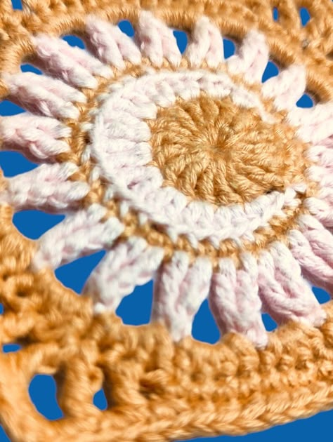 Sun Pattern Crochet, Moon Square Crochet, Sun Granny Square Pattern Free, Sun And Moon Crochet Pattern, Sun Granny Square Crochet Pattern, Sun Crochet Granny Square, Sun Granny Square Free Pattern, Sun And Moon Granny Square Pattern Free, Creative Granny Square