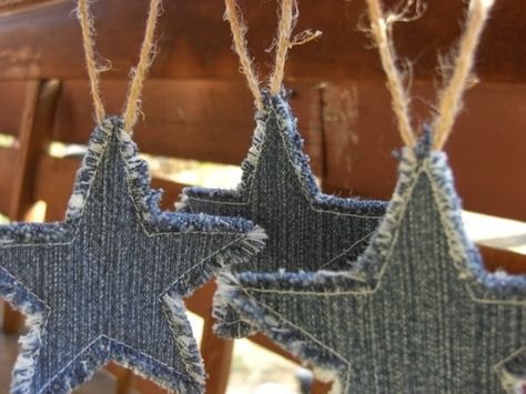 Inexpensive gift idea : Denim Stars! A dozen of these = great holiday gift for a college kid or a first-apartment type. Or use them as gift tie-ons. Dont sew? 2 words: fusible webbing. Decorate Jeans, Julkransar Diy, Denim Stars, Artisanats Denim, Sale Ideas, Blue Jeans Crafts, Cowboy Christmas, Jean Crafts, Navidad Diy