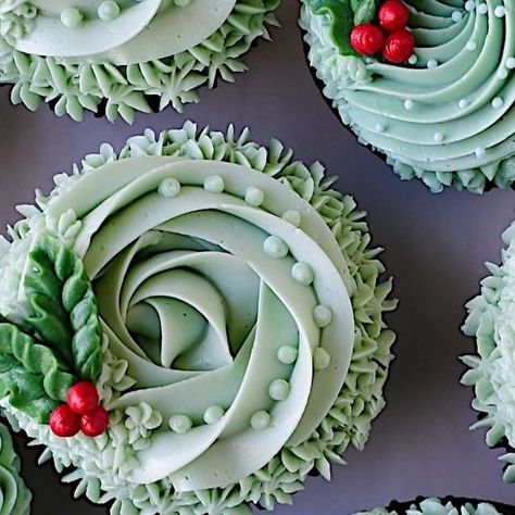 Monica Landes-Cupcake Artist on Instagram: "I can’t believe it’s almost December! Time sure flies when you’re older.🤪 I have some lovely Christmas cupcakes for you. Delicious chocolate cupcakes with scrumptious vanilla buttercream! I made these cupcakes for my husband’s coworkers. I hope they enjoy them.😋 Piping tips 21, 1M, 16, 2, 102, 5, 6B and 34. @nycake Piping bags @rainbow_dust_colours Gooseberry, Eucalyptus, Holly Green and Red * * * * * * * * * * * * * * * * #christmascupcakes #christmascake #christmascakes #christmascupcake #montezoolandes #cupcakelove #cupcakestagram #cupcaketime #caketime #cupcakery #cupcakelife #cupcakegram #thesugarfiles #cupcakesofinstagram #lovecake #cupcakelovers #cupcakesdecorados #igcupcakes #instacupcakes #instacupcake #cakeinstagram #cakelife #cupcake Holiday Cupcake Decorating Ideas, Sugar Plum Fairy Cupcakes, Christmas Flavors Cupcakes, Christmas Cupcakes Elegant, Cupcake Wreath Christmas, Xmas Cupcakes Decoration, December Cupcakes Ideas, Grinch Cupcakes Easy, Cupcakes Christmas Decorations