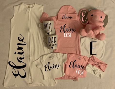 Baby Personalized Gifts, Customized Baby Gifts, Newborn Baby Girl Gifts, Girl Gift Baskets, Personalized Baby Onesies, Cricut Baby, Personalized Baby Shower Gifts, Girl Gift Set, Diy Baby Shower Gifts