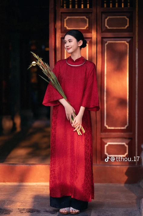 Ao Dai Red, Red Ao Dai, Vietnamese Clothing, Vietnamese Wedding, Classic Wedding Dress, Photoshoot Concept, Japanese Aesthetic, Da Nang, Family Outfits