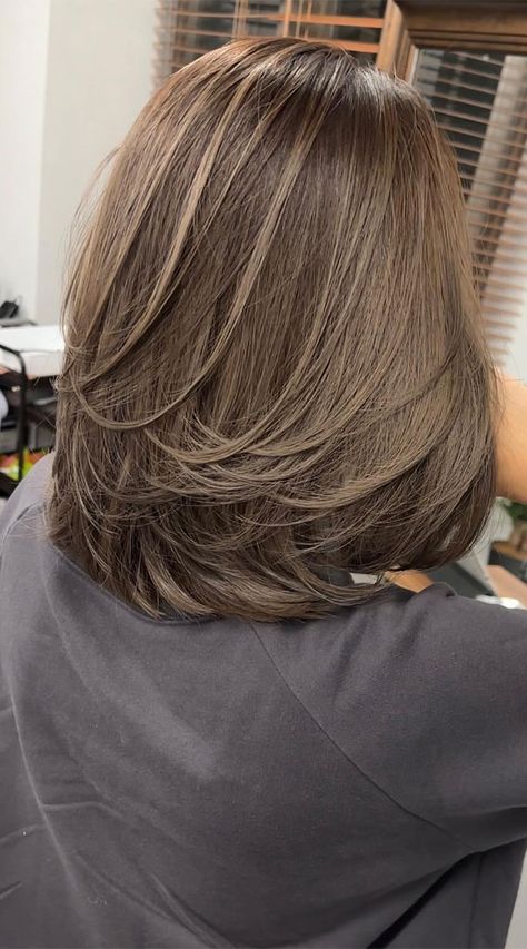 Square Layered Haircut, Under Cut Hair Styles For Women, 90s Bob With Layers, 90 Layered Bob, 90s Bob Haircut Bangs, Shoulder Length With Layers, 90s Bob Haircut Shoulder Length, Haircut Ideas Layered, 90’s Layered Hair