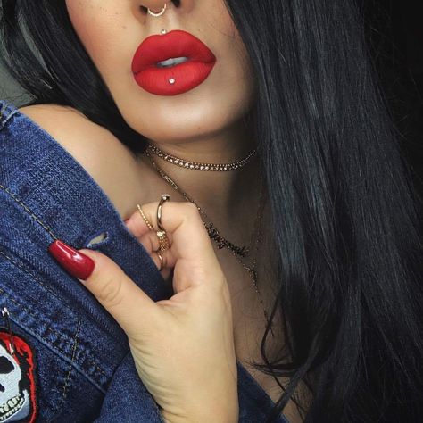 KHAYANDERSON Ourfa Zinali, 24 Tattoo, Ashley Piercing, Medusa Piercing, Facial Piercings, Beautiful Curly Hair, Nail Photos, Body Piercings, Lip Piercing