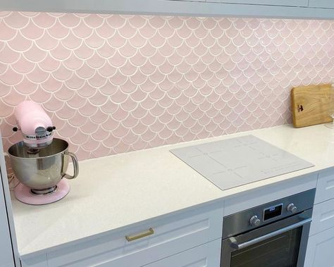 TileCloud on Instagram: “Who else is thinking of doing pink fishscales? Paired with white grout they look perfect 🌷🌷🌷#pinktiles #fishscaletiles @antoinette_idz” White Kitchen With Pink Backsplash, Pink Fish Scale Tile, Scale Tile, Kitchen Splashback Tiles, Hamptons Kitchen, White Grout, Fish Scale Tile, White Wall Tiles, Pink Sheets