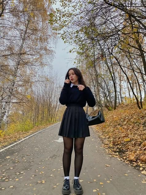 Mini Skirt Outfit Black Women, Mini Skirt Winter Outfit, Black Satin Skirt Outfit, Black Skirt Outfit Winter, Sweater Skirt Outfit, Black Mini Skirt Outfit, Rome Outfits, Outfit Ideas Black, Black Skirt Outfits