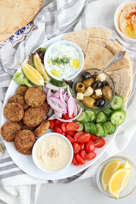 Falafel Platter, Strawberry Feta Salad, Falafel Recipe Easy, Bake Mac And Cheese, Hummus And Pita, Delicious Chicken Salad, Falafel Recipe, Vegetable Platter, Veggie Dip