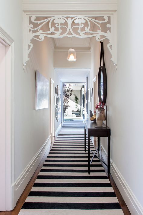 Malvern East Residence by Pleysier Perkins (8) Long Tall Hallway Ideas, White Hallway, Entrance Way, Narrow Hallway Decorating, Interior Design Per La Casa, Hallway Designs, Long Hallway, Entry Hallway, Sopot