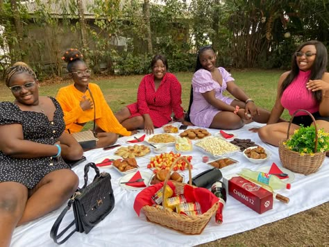 Picture Of Friendship, Picnic Food Ideas Black People, Picnic Pictures Friends, Brunch Outside, Friend Trips, Black Picnic, Picnic Date Outfits, Outing With Friends, Life With Friends