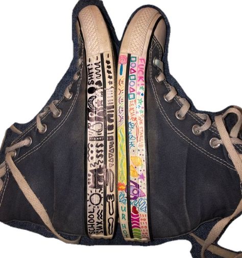 Converse Drawings On Shoes, Decorated Converse Grunge, Converse Shoes Decorated, Stuff To Draw On Your Converse, Things To Write On Your Shoes, Converse Shoes Ideas, What To Draw On Converse, Converse Doodle Ideas, Things To Write On Converse