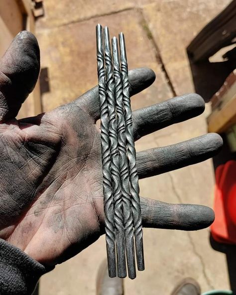 Blacksmith Twists, Medieval Blacksmith, Hand Forged Jewelry, Sheet Metal Art, Black Smithing, Blacksmith Forge, Iron Jewelry, Blacksmith Projects, Metal Workshop