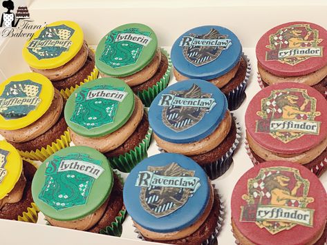 Harry Potter Cupcakes House Colors, Harry Potter House Cupcakes, Harry Potter Wedding Cupcakes, Hogwarts Cupcakes, Harry Potter Desserts, Harry Potter Cupcakes, 8th Birthday Cake, Harry Potter Bday, Gryffindor Aesthetic