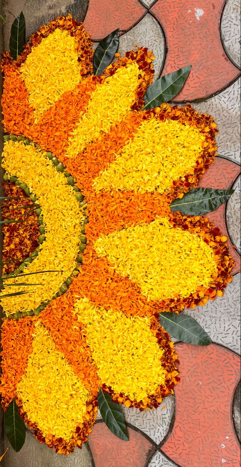 Flower Rangoli For Entrance, Grihpravesh Decoration, Peacock Flower Rangoli, Rangoli Designs Flower Diwali, Floral Rangoli Designs Flower, Floral Rangoli Designs, Doorstep Rangoli, Welcome Rangoli, Simple Flower Rangoli