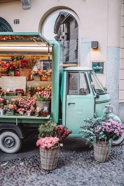 Italy Road Trip Itinerary, Flower Truck, Old Truck, Flower Shops, Italy Aesthetic, Bergamo, Photo Location, Pretty Places, Most Beautiful Places