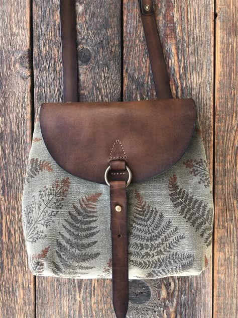 Women leather canvas bag. Printing on canvas is made by hand with wooden stamps. Leather Canvas Bag, Vs Bag, Leather Work Ideas, Leather Craft Ideas, Leather Goodies, Handmade Leather Purse, Printing On Canvas, Basket Bags, Handmade Backpacks