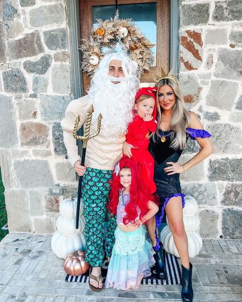 disney family costumes Disney Family Halloween Costumes, Family Costumes For 4, Fun Family Halloween Costumes, Disney Halloween Costumes Diy, Halloween Costumes Disney, Halloween Costumes Family, Disney Family Costumes, Cinderella Halloween Costume, Family Themed Halloween Costumes