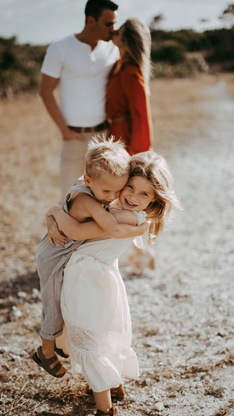 Posing Family Photos, Family Picture Photoshoot, Cute Family Of 4 Photos, Dirt Road Family Pictures, Photography Inspiration Family, Family Of 4 Summer Photoshoot, Cute Family Photos Aesthetic, Family Photo Ideas Summer, Family Inspo Photo Ideas