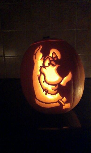 Scooby doo carved in pumpkin Scooby Doo Pumpkin Carving, Scooby Doo Pumpkin, Marshmallow Shooter, Pumpkin Idea, Disney Pumpkin Carving, Craft Market Display, Disney Pumpkin, Creative Pumpkin Carving, Dog Pumpkin