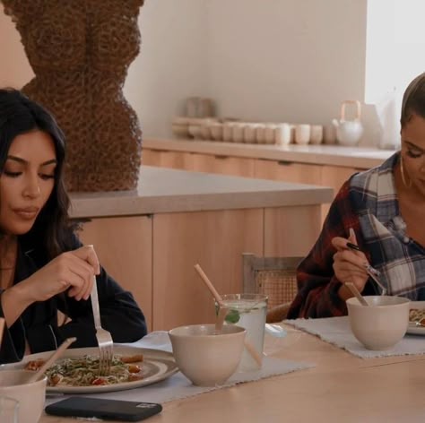 Kardashian Kitchen Decor, Kardashian Kitchen, Kim Kardashian Home, Titan Aesthetic, Clean Closet, Kardashian Home, Jenner House, Keeping Up With The Kardashian, Famous Houses