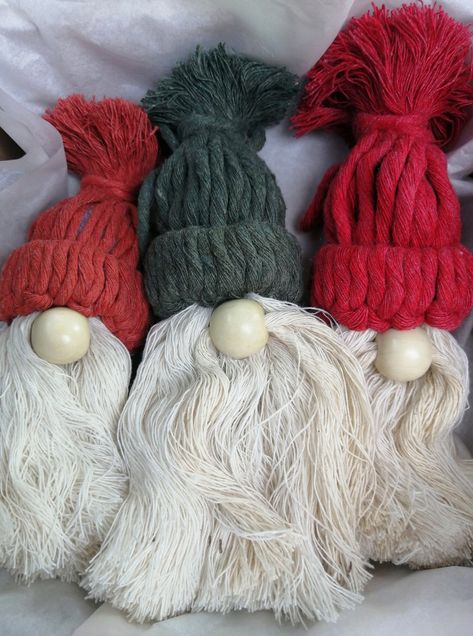 Christmas Workshop, Diy Yarn Crafts, Diy Yarn, Craft Christmas, Diy Gnomes, Gnomes Crafts, Handmade Christmas Decorations, 2022 Christmas, Recycled Art