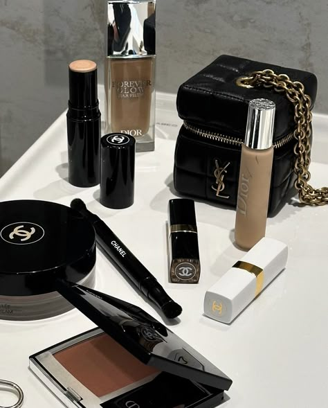 Luxury Makeup Aesthetic, Expensive Makeup Brands, Money Future, Tatuaje Studio Ghibli, Channel Makeup, Designer Makeup, Expensive Makeup, Chic Makeup, Luxury Cosmetics