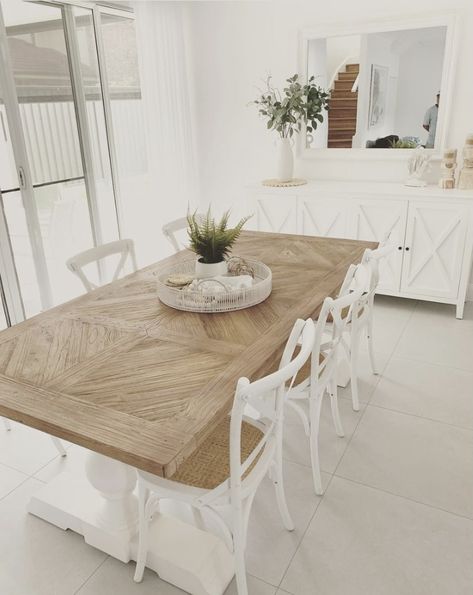 Hampton Dining Room Ideas, Dinning Room Hamptons Style, Long Farmhouse Table Dining Room, Hamptons Dining Chairs, Hamptons Outdoor Dining, Coastal Hamptons Style Dining Rooms, Costal Hampton Style, Dining Room Hamptons, Coastal Hampton Dining Room