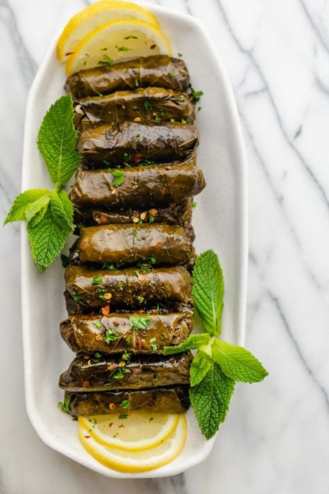 Lebanese Grape Leaves, Arabisk Mad, Lebanese Chicken, Stuffed Grape Leaves, Lebanese Food, Lebanese Recipes, Persian Food, Mediterranean Dishes, Ramadan Recipes