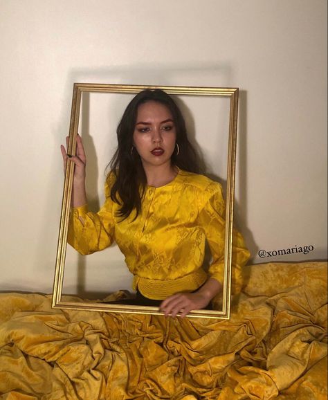 I’m wearing a yellow long sleeve shirt and holding a yellow picture frame. I’m sitting on my bed and holding up the picture frame. Only my body within the picture frame is visible and the rest of my body like my legs are edited out. It looks like I’m floating over my bed. Picture Frame Photoshoot Ideas, Yellow Theme Photoshoot, Yellow Shirt Aesthetic, Frames Photoshoot, Picture Frame Photoshoot, Frame Photoshoot, Yellow Photoshoot, Idea Photoshoot, Sunshine Aesthetic