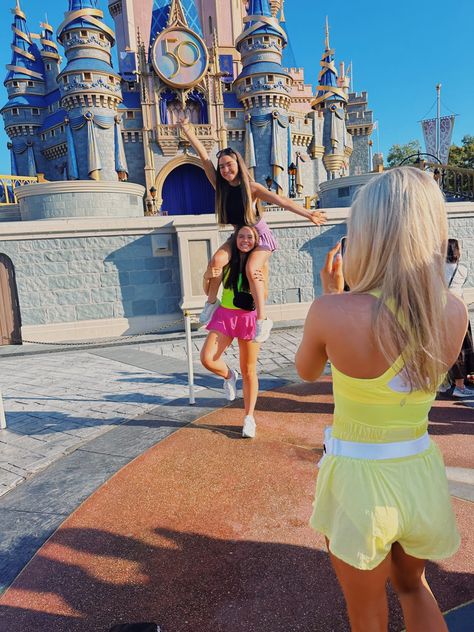 Disney World Outfits Preppy, Preppy Disneyland, Vsco Disney, Group Disney Outfits, Preppy Disney Fits, Athletic Disney Outfit, Disney Girls Trip, Disney Outfit Summer, Disney Preppy