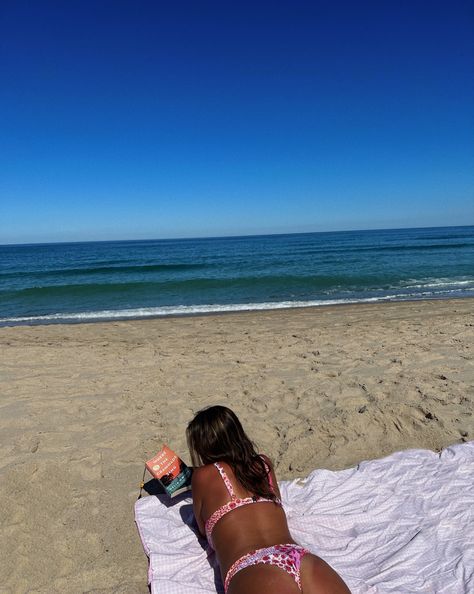 Cape cod beach reads Cape Cod Beach Aesthetic, Cape Cod Photo Ideas, Cape Cod Pictures Ideas, Cape Cod Instagram Pics, Cape Cod Summer Aesthetic, Cape Cod Outfit, Cap Cod, Cape Cod Beach, Hamptons Beach