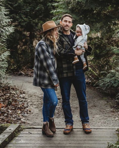 Holiday Family Photo Ideas Outfit, Farm Outfits Winter, Casual Christmas Family Photos Outdoor, Tree Farm Family Photos Outfit Casual, Casual Family Pictures Outfits Winter, Fall Family Photos Flannel, Carhartt Family Pictures, Edgy Family Photoshoot Outfits, Casual Family Christmas Photo Outfits