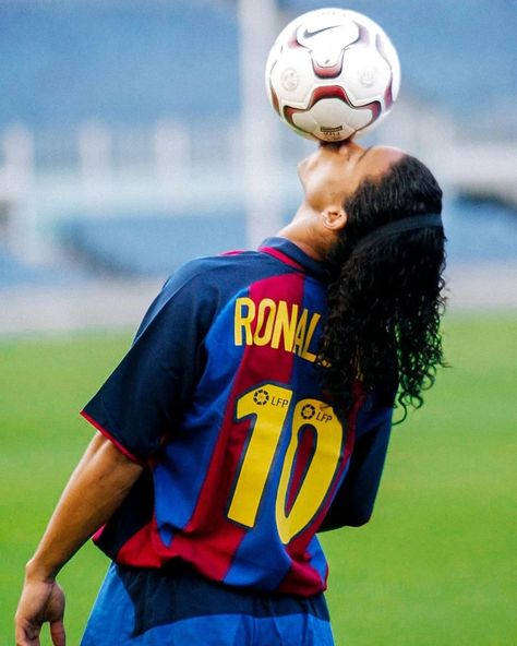 Ronaldinho Vintage, Ronaldinho Wallpapers, Barcelona T Shirt, Cr7 Vs Messi, Football Players Photos, Soccer Photography, Football Players Images, Sport Quotes Motivational, Retro Soccer