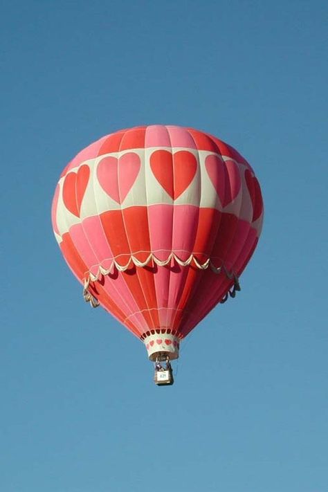 Hot air balloon featuring red and pink hearts. Vintage Hot Air Balloon Aesthetic, Balloon Pictures, Artistic Pictures, Vintage Hot Air Balloon, Big Balloons, Hot Air Balloon Rides, Hot Air Balloons, Air Balloons, Sports Photography