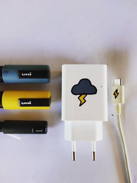 Charger Art Ideas, Diy Charger Art, Drawing On Charger, Painting On Charger, Phone Charger Painting Ideas, Air Pod Case Painting Diy, Posca Pens Art Simple, Paint Charger Cube, Charger Drawing