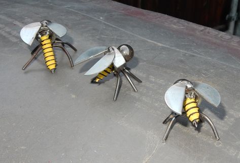 Weld Projects, Art Insects, Diy Bee, Car Furniture, Scrap Art, Welding Art Projects, Ideas Hogar, Metal Yard Art, Cool Swords