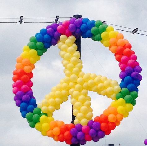 Peace balloons 60s Balloon Arch, Peace Sign Balloon Arch, Woodstock Party, School Dance Ideas, 60s Theme, Homecoming Floats, Balloon Creations, Peace Sign Art, Balloon Garland Diy